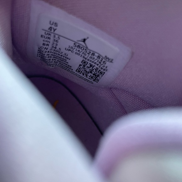 Back to school - like new girl’s AIR JORDAN 8 RETRO GS
"Arctic Punch" in size 4 - Picture 9 of 10